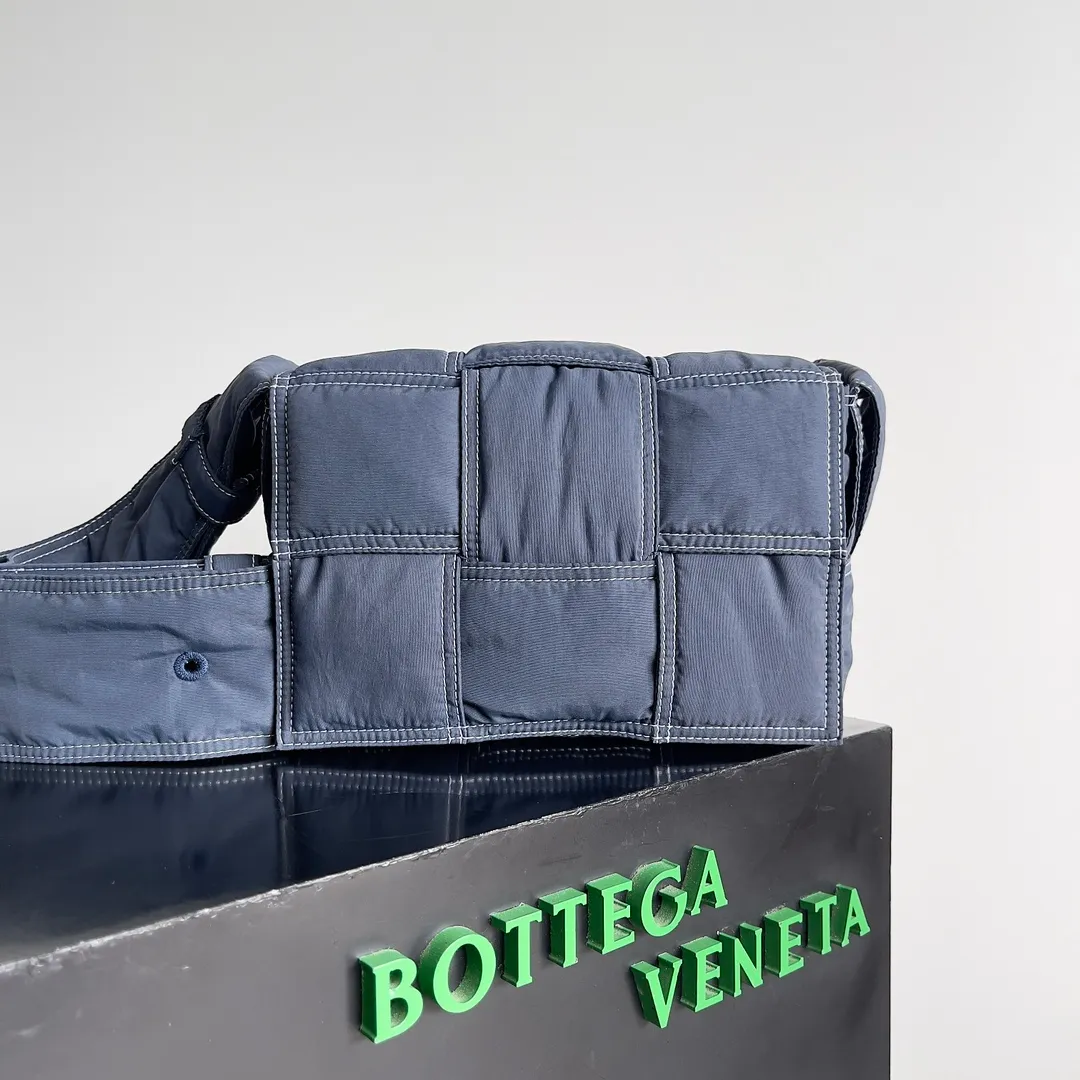 Batch 1400 BOTTEGA VENETA space down bag comes in small size🤩🤩Same size for men and women, super good-looking, air down is light and unique, nylon material makes the overall texture of the bag, really versatile and practical. Style number: 795675 (755182) Size: 23*14*7.5cm